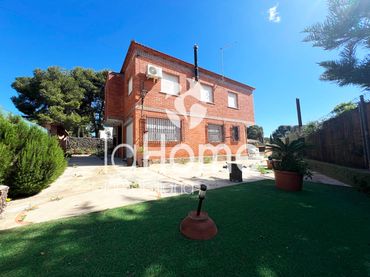 Detached house with pool for sale in Carrer 406 25