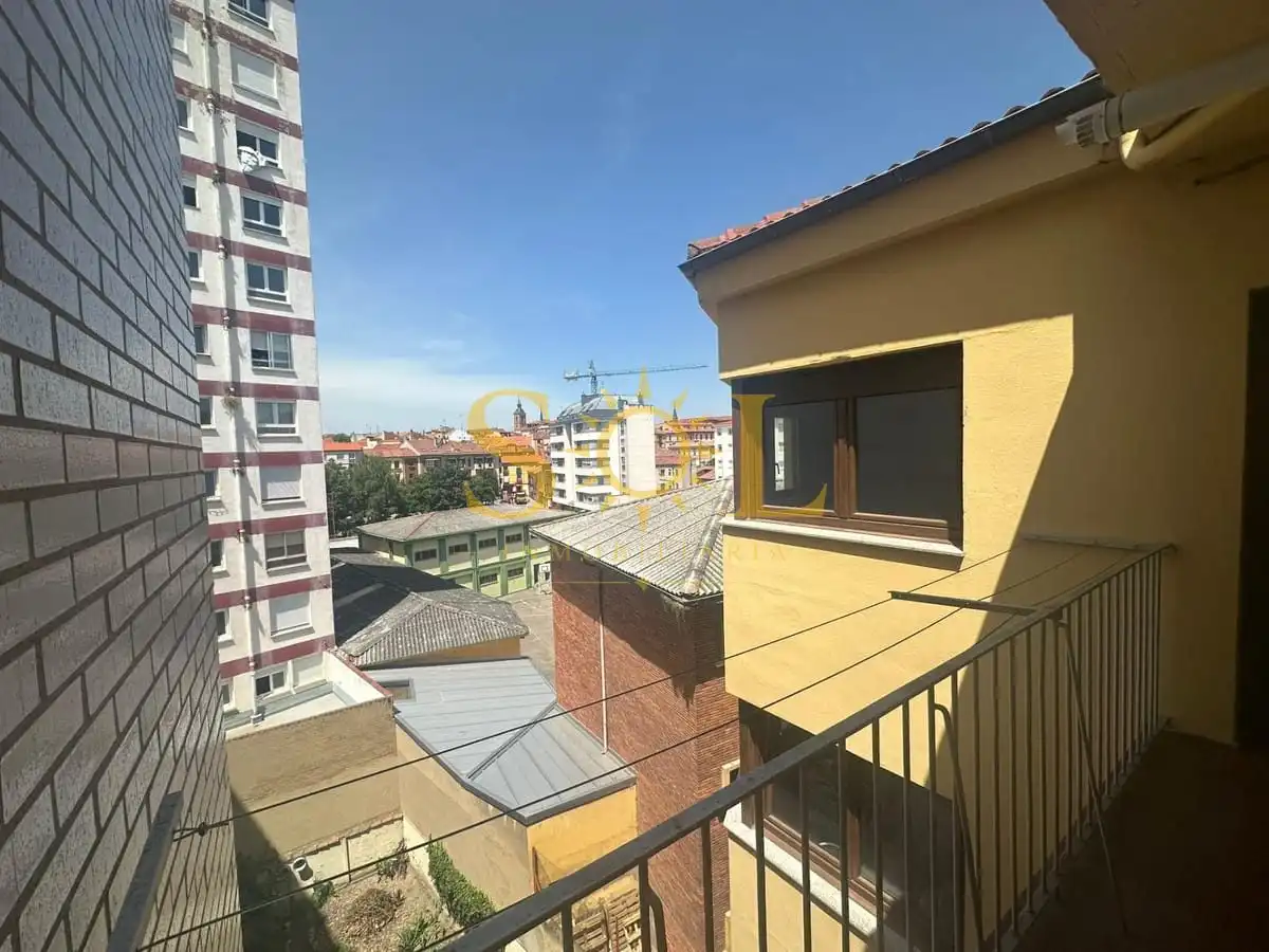 Terrassa de Pis en venda en León Capital  amb Calefacció i Balcó