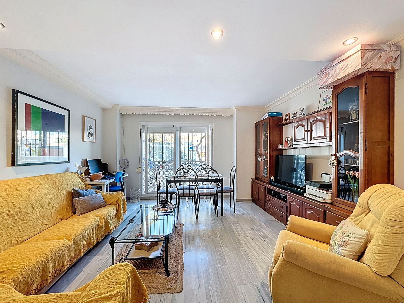 Living room of Flat for sale in Marbella  with Air Conditioner and Community pool