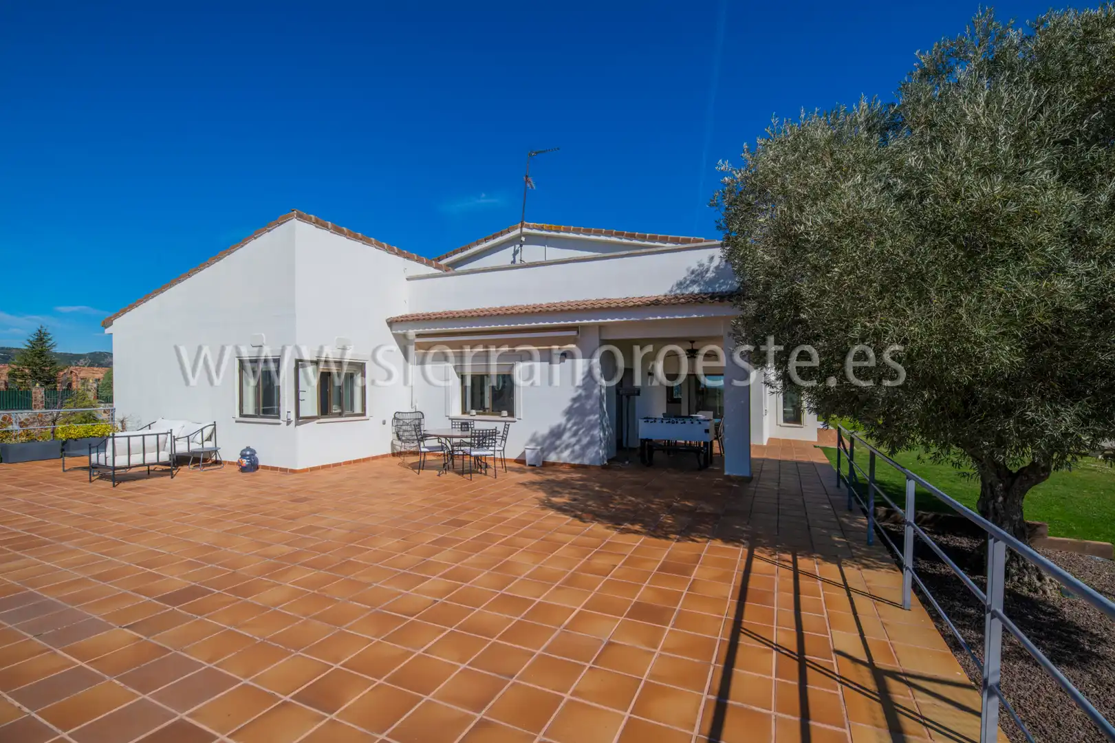 Vista exterior de Casa o chalet de alquiler en Las Rozas de Madrid con Aire acondicionado, Calefacción y Jardín privado