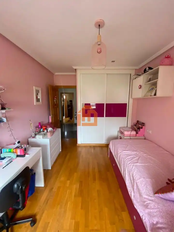 Habitación de Casa adosada en venta en San Andrés del Rabanedo con Calefacción, Jardín privado y Trastero