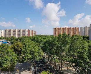 Vista exterior de Pis en venda en L'Hospitalet de Llobregat amb Calefacció, Parquet i Moblat