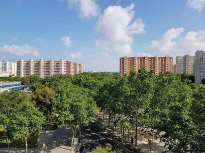 Vista exterior de Pis en venda en L'Hospitalet de Llobregat amb Calefacció, Parquet i Moblat