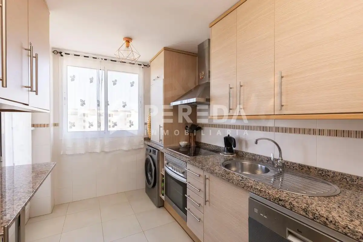 Küche von Wohnung zum Verkauf in Roquetas de Mar mit Klimaanlage, Privatgarten und Terrasse