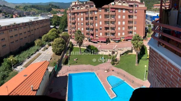 Vista exterior de Piso en venta en Castro-Urdiales con Jardín privado, Terraza y Piscina comunitaria