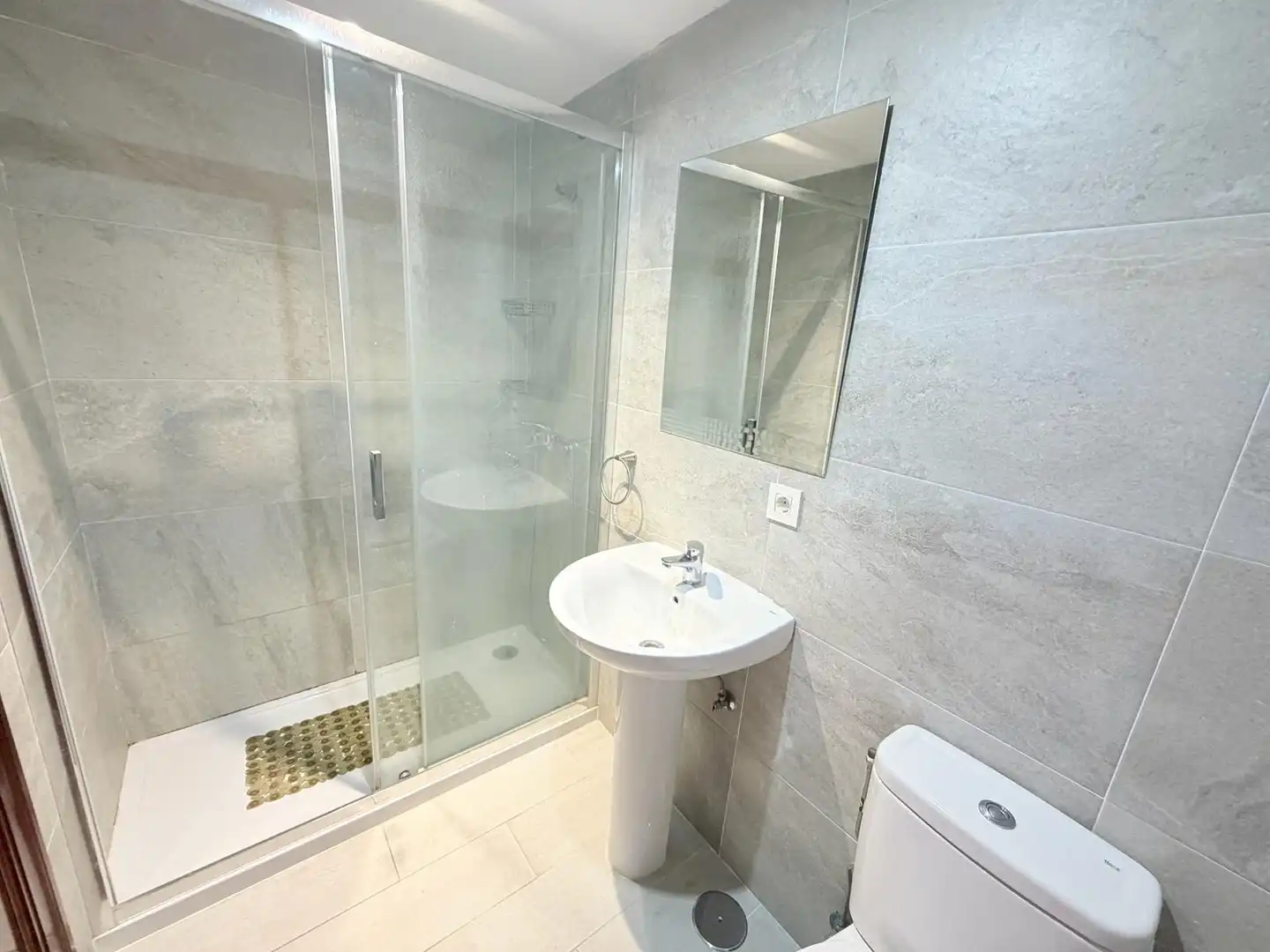 Bathroom of Flat for sale in Oviedo   with Balcony