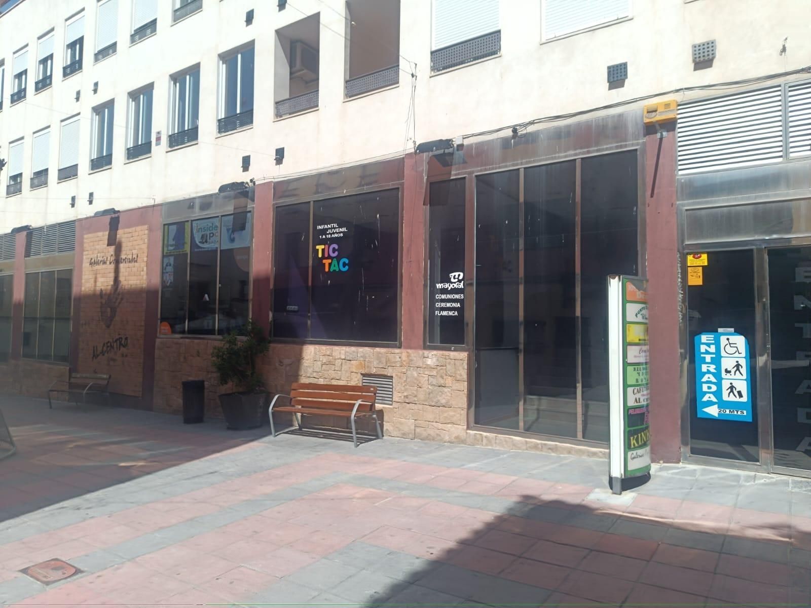 Vista exterior de Local en venta en Baza