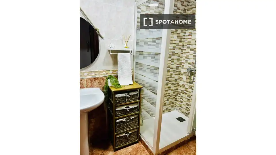 Bathroom of Flat for rent in Valencia  with Air Conditioner, Heating and Furnished