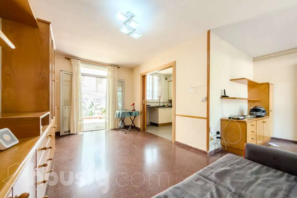 Sala d'estar de Casa o xalet en venda en Barcelona amb Jardí privat, Terrassa i Traster