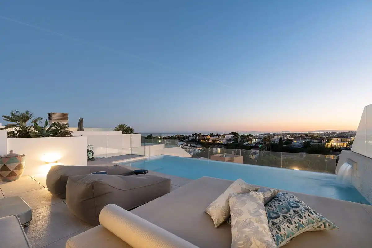 Chalet con piscina en venta en Nueva Andalucía