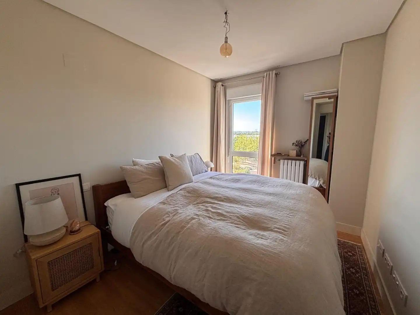 Schlafzimmer von Dachboden zur Miete in Madrid mit Privatgarten, Parkett und Terrasse