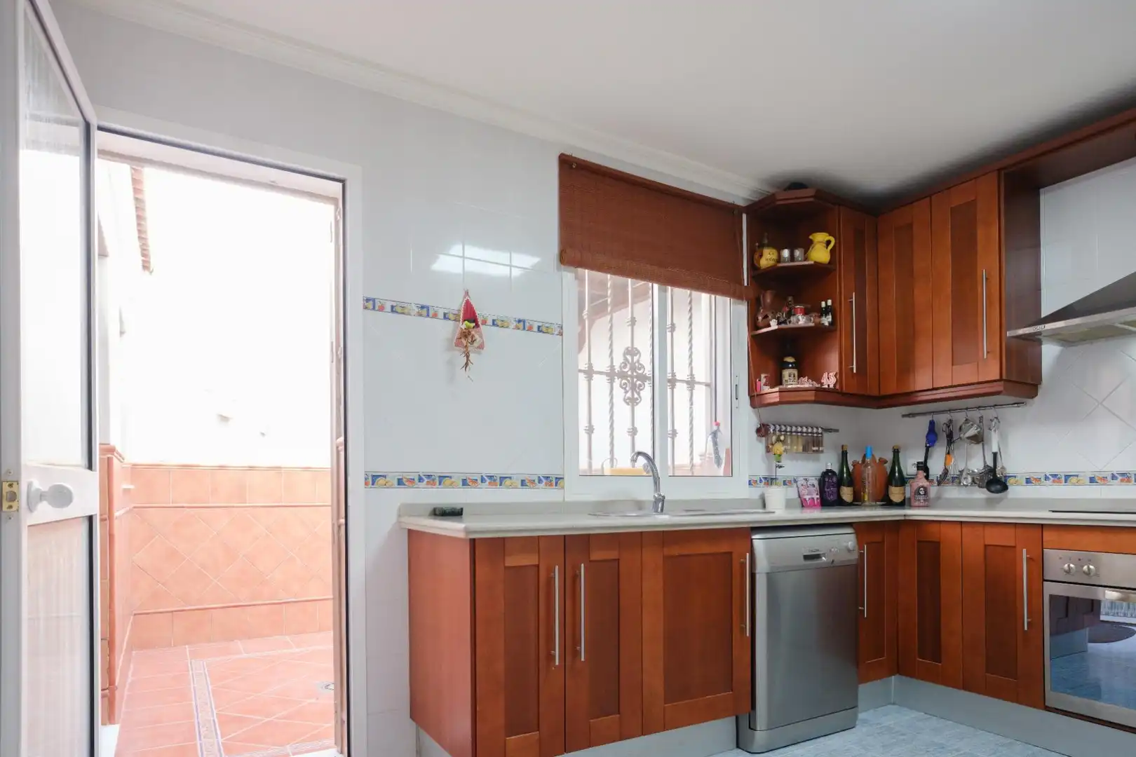 Küche von Einfamilien-Reihenhaus zum Verkauf in La Algaba mit Klimaanlage, Heizung und Terrasse