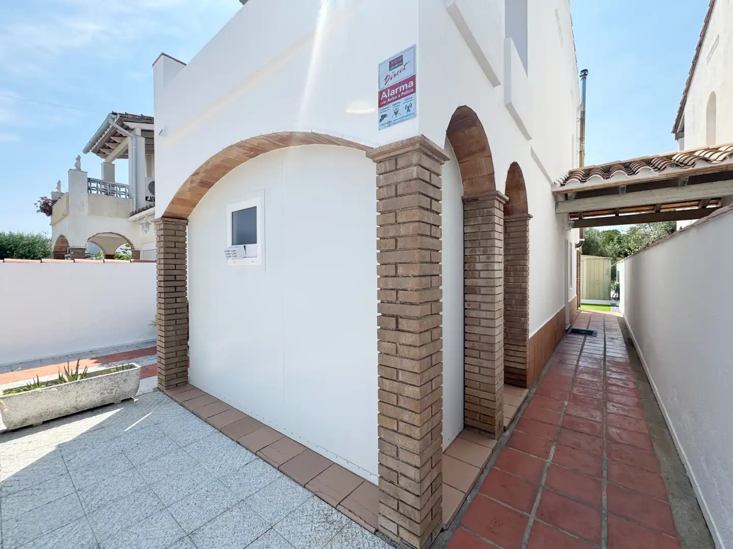 Vista exterior de Casa adosada en venda en L'Escala amb Calefacció, Jardí privat i Terrassa