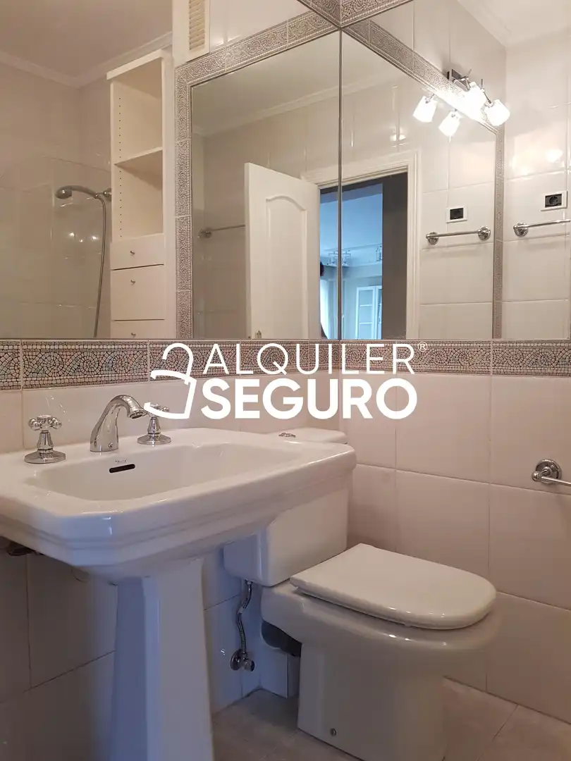 Badezimmer von Wohnung zur Miete in Bilbao  mit Heizung, Terrasse und Möbliert