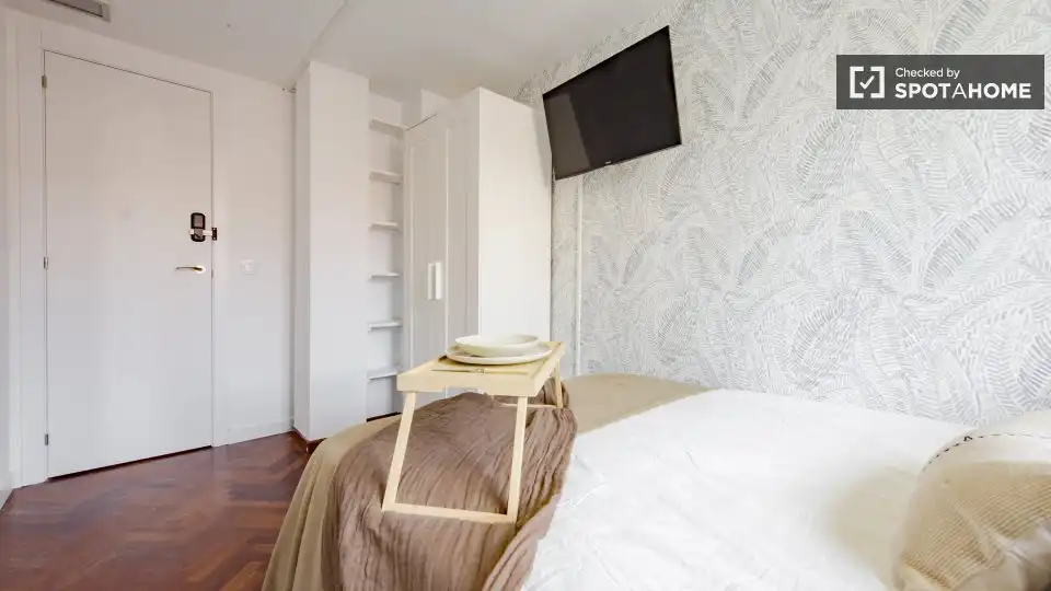 Bedroom of Flat for share in Madrid  with Air Conditioner, Heating and Furnished