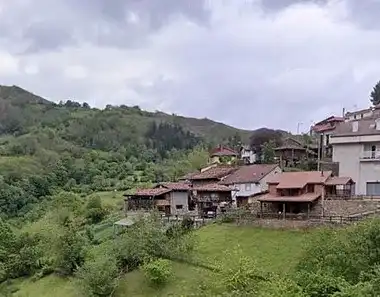 Außenansicht von Einfamilien-Reihenhaus zum Verkauf in Laviana mit Möbliert