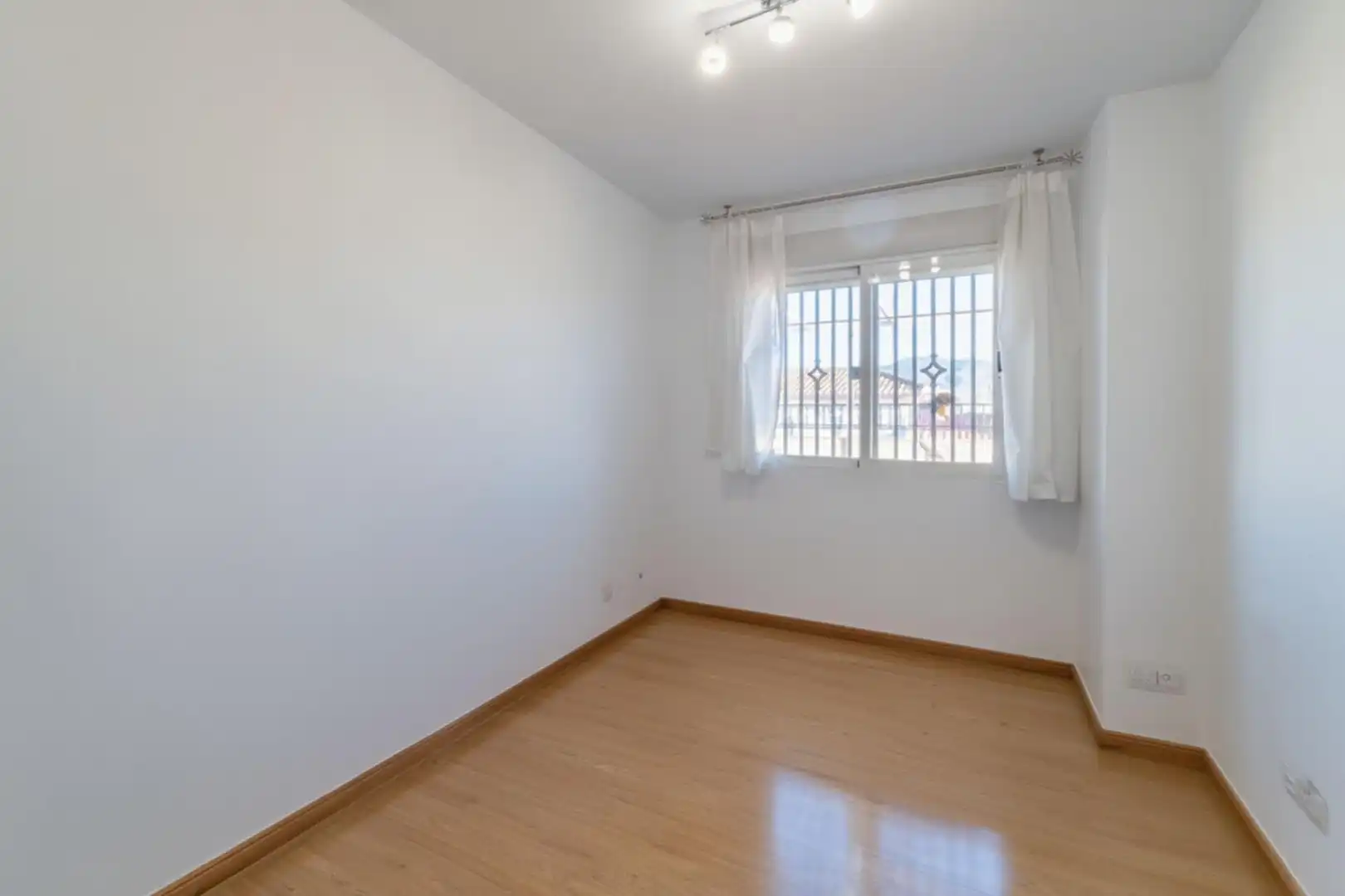 Habitación de Ático en venta en Armilla con Aire acondicionado, Terraza y Trastero