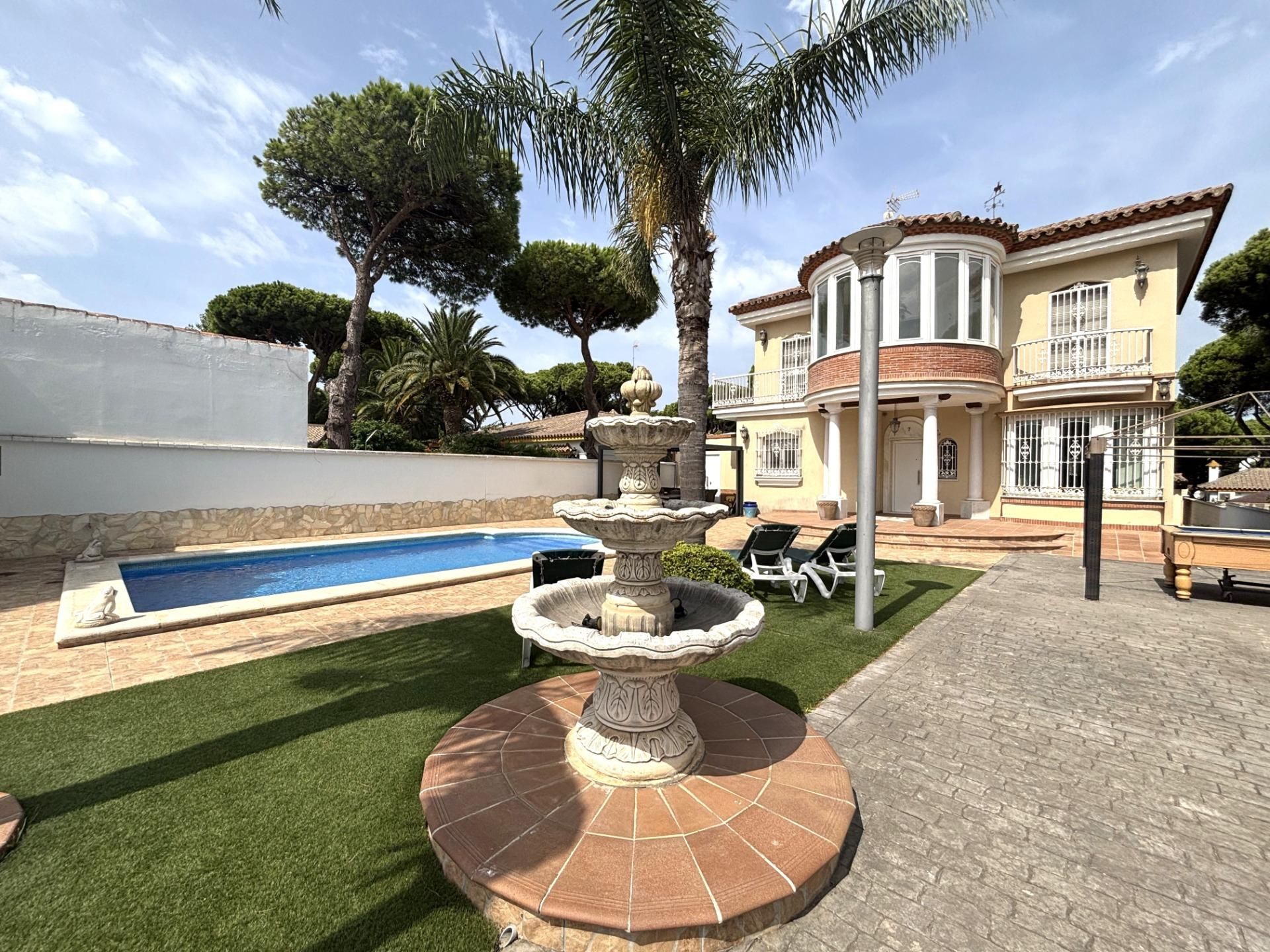 Vista exterior de Casa o xalet en venda en Chiclana de la Frontera amb Aire condicionat, Calefacció i Jardí privat