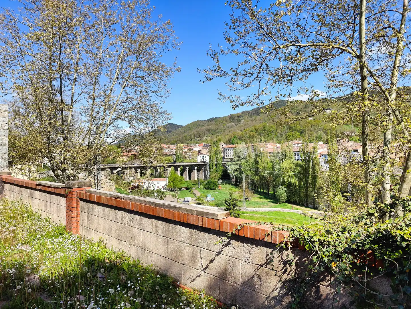 Vista exterior de Casa o xalet en venda en Sant Joan de les Abadesses amb Calefacció, Jardí privat i Terrassa