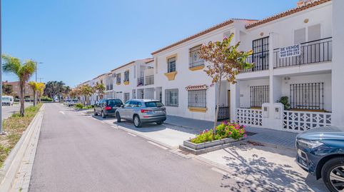 CHALET ADOSADO EN SALOBREÑA PLAYA, URB. PRIVADA CON PISCINA Y JARDINES.