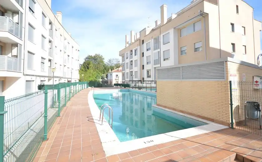 Piscina de Apartament de lloguer en Llanes amb Calefacció, Moblat i Forn