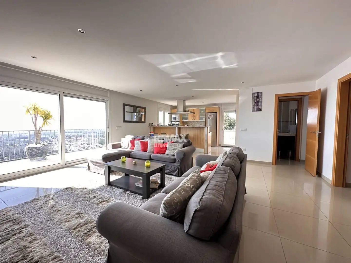 Sala d'estar de Casa o xalet en venda en Roses amb Aire condicionat, Jardí privat i Piscina