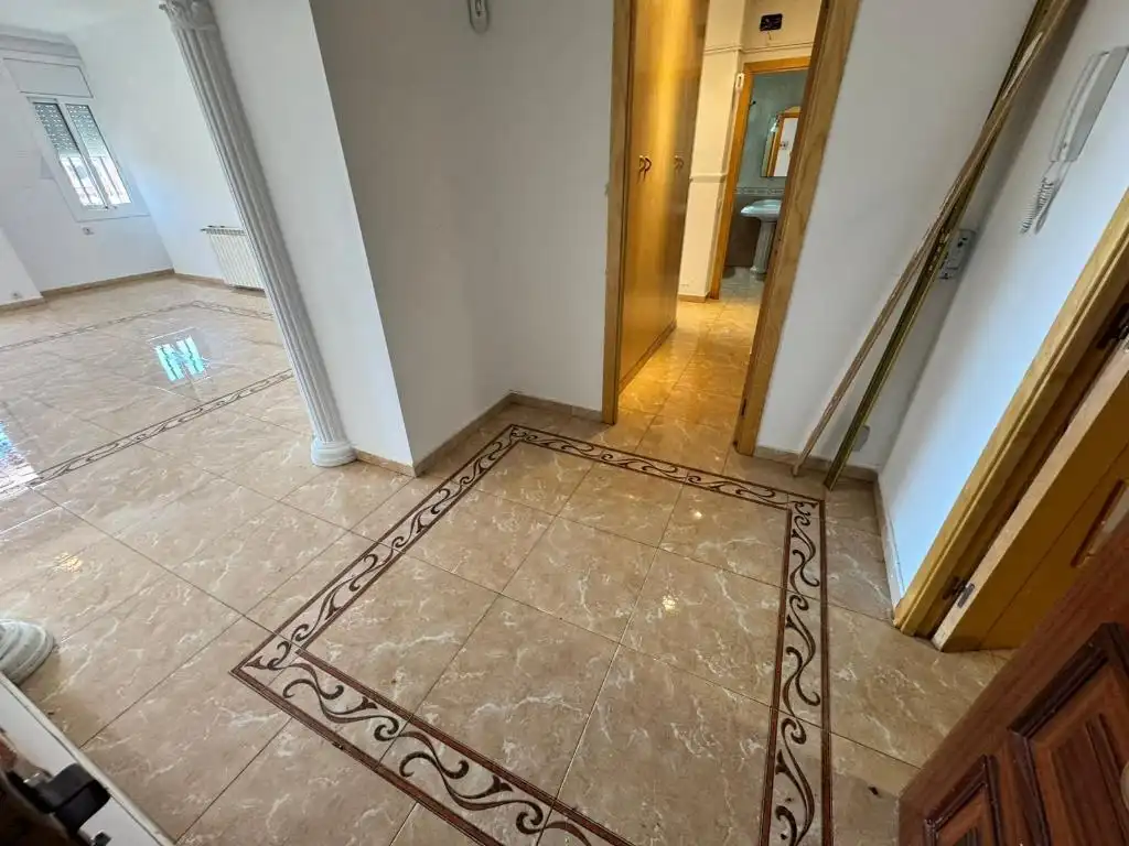 Appartamento con terrazza in vendita a Avinguda de l'Eramprunyà, imagen 3