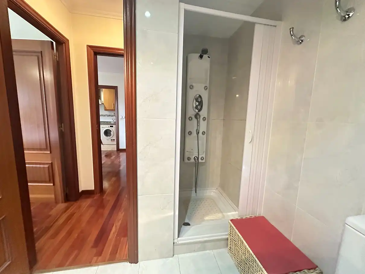 Baño de Piso de alquiler en Santiago de Compostela  con Calefacción, Trastero y Amueblado