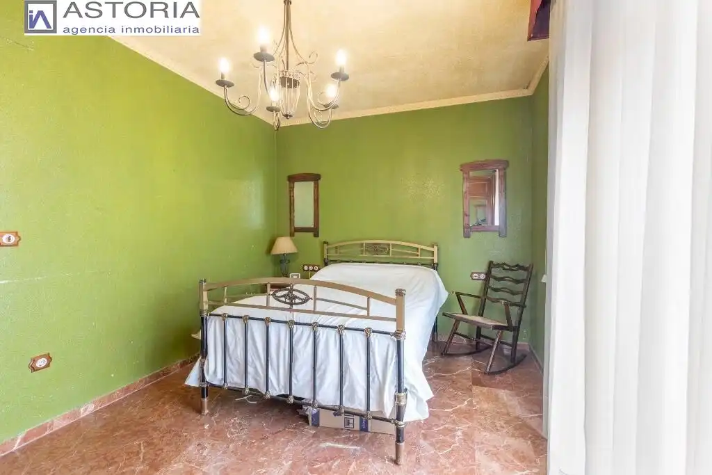 Dormitori de Casa adosada en venda en Granada amb Terrassa i Piscina comunitària