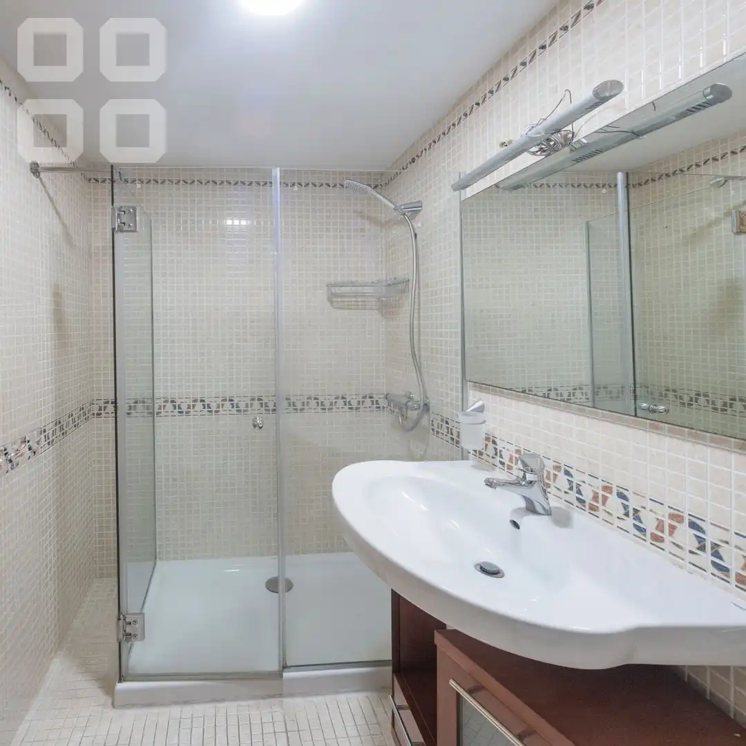 Baño de Piso en venta en L'Hospitalet de Llobregat con Parquet, Terraza y Balcón