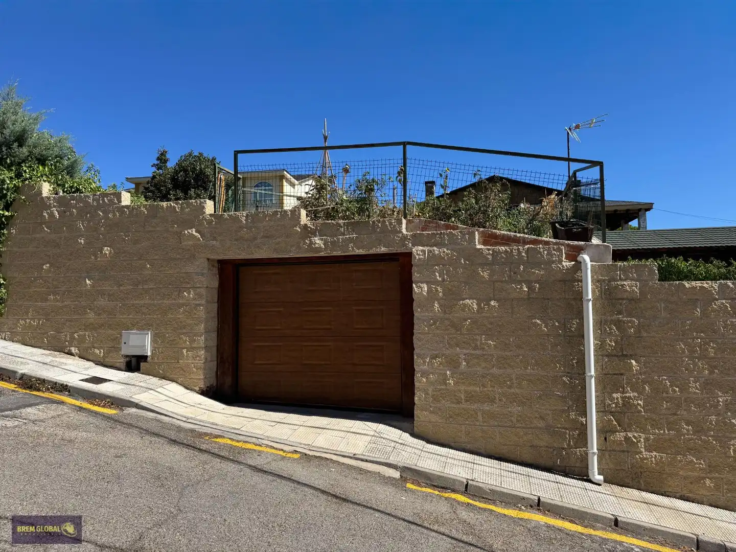 Vista exterior de Casa o xalet en venda en La Cabrera amb Terrassa, Traster i Moblat