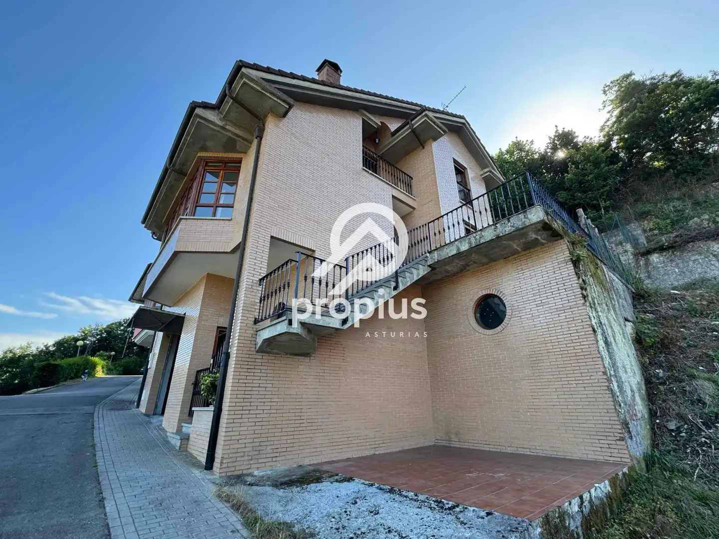 Vista exterior de Casa adosada en venta en Piloña con Calefacción, Jardín privado y Parquet