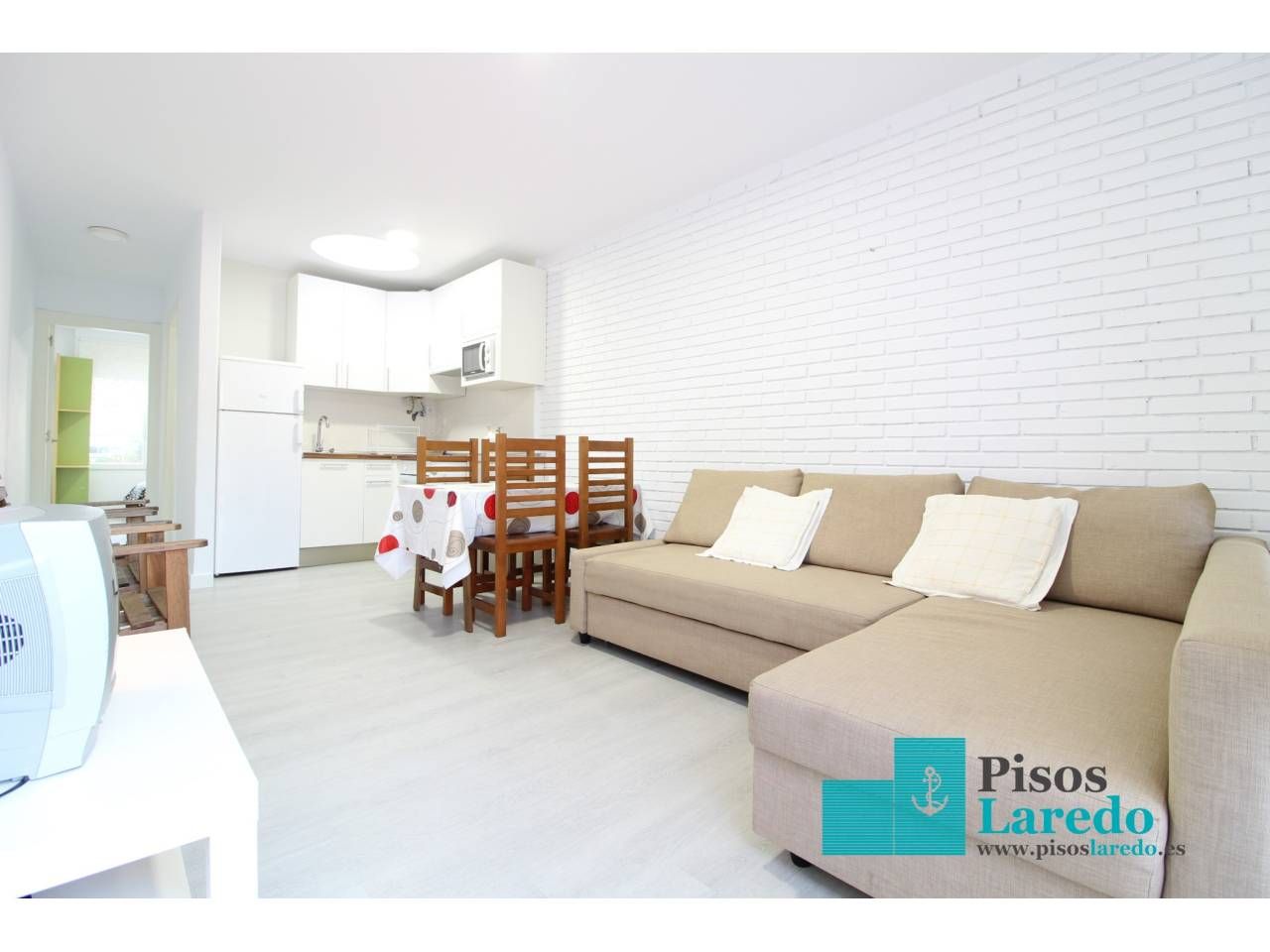 Sala d'estar de Casa o xalet de lloguer en Laredo amb Parquet, Terrassa i Moblat
