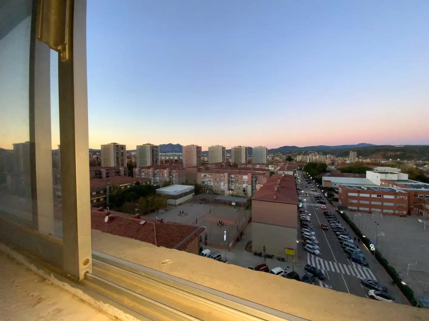 Vista exterior de Piso en venta en Martorell con Horno, Microondas y TV