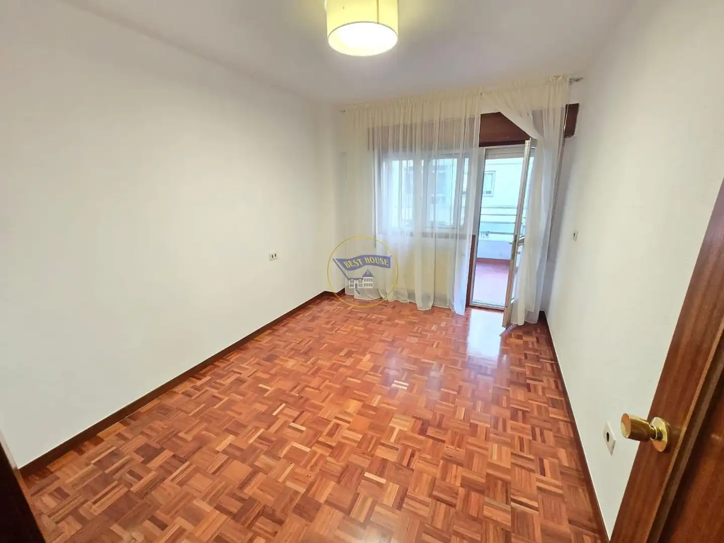 Sala de estar de Piso en venta en Vigo  con Calefacción, Parquet y Terraza
