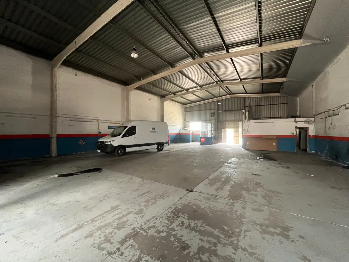 Parkplatz von Fabrikhallen zum Verkauf in Sils, Girona