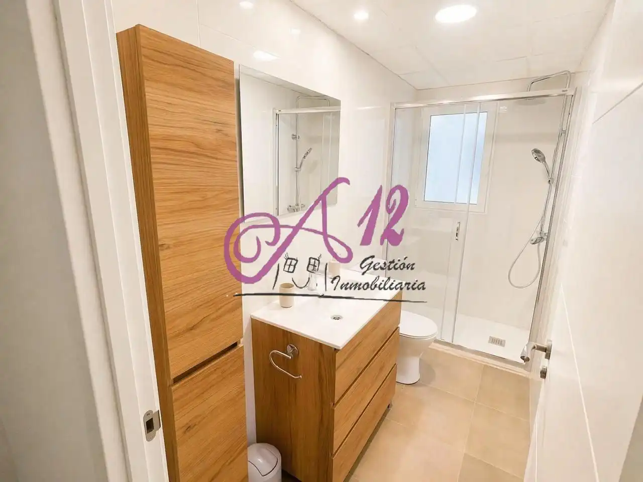 Bathroom of Flat for share in Valencia  with Furnished