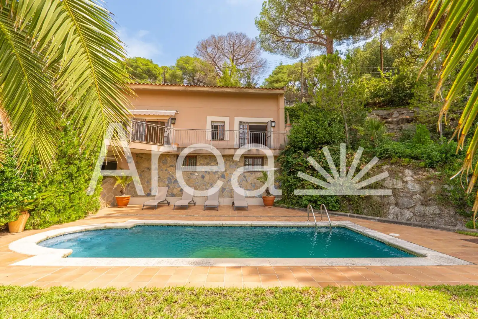 Vista exterior de Casa o xalet en venda en Mataró amb Jardí privat, Terrassa i Piscina