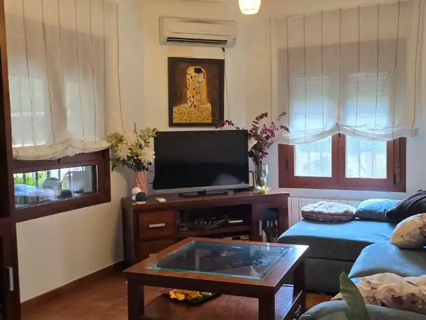 Sala d'estar de Casa adosada en venda en Almodóvar del Campo amb Aire condicionat, Piscina i Balcó