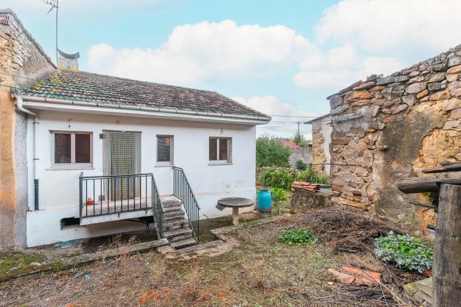 Exterior view of Houses for sale in Castrocontrigo  with Private garden, Terrace and Furnished