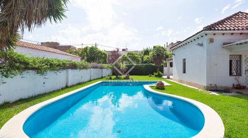 Oportunidad para adquirir o construir una excelente casa a su gusto en una parcela llana a 2 minutos a pie de la playa en Castelld