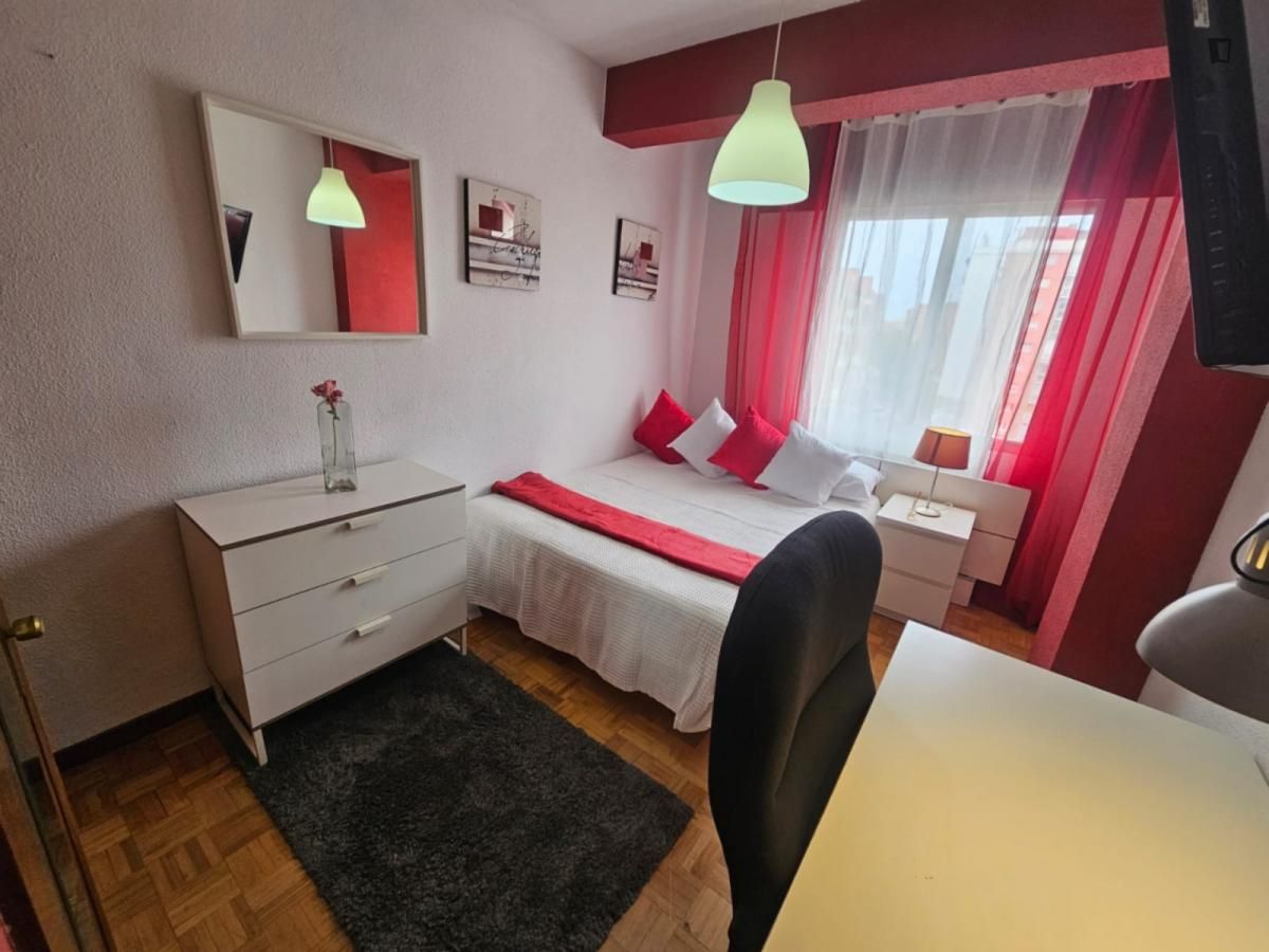 Apartament per a compartir a Caballería Española