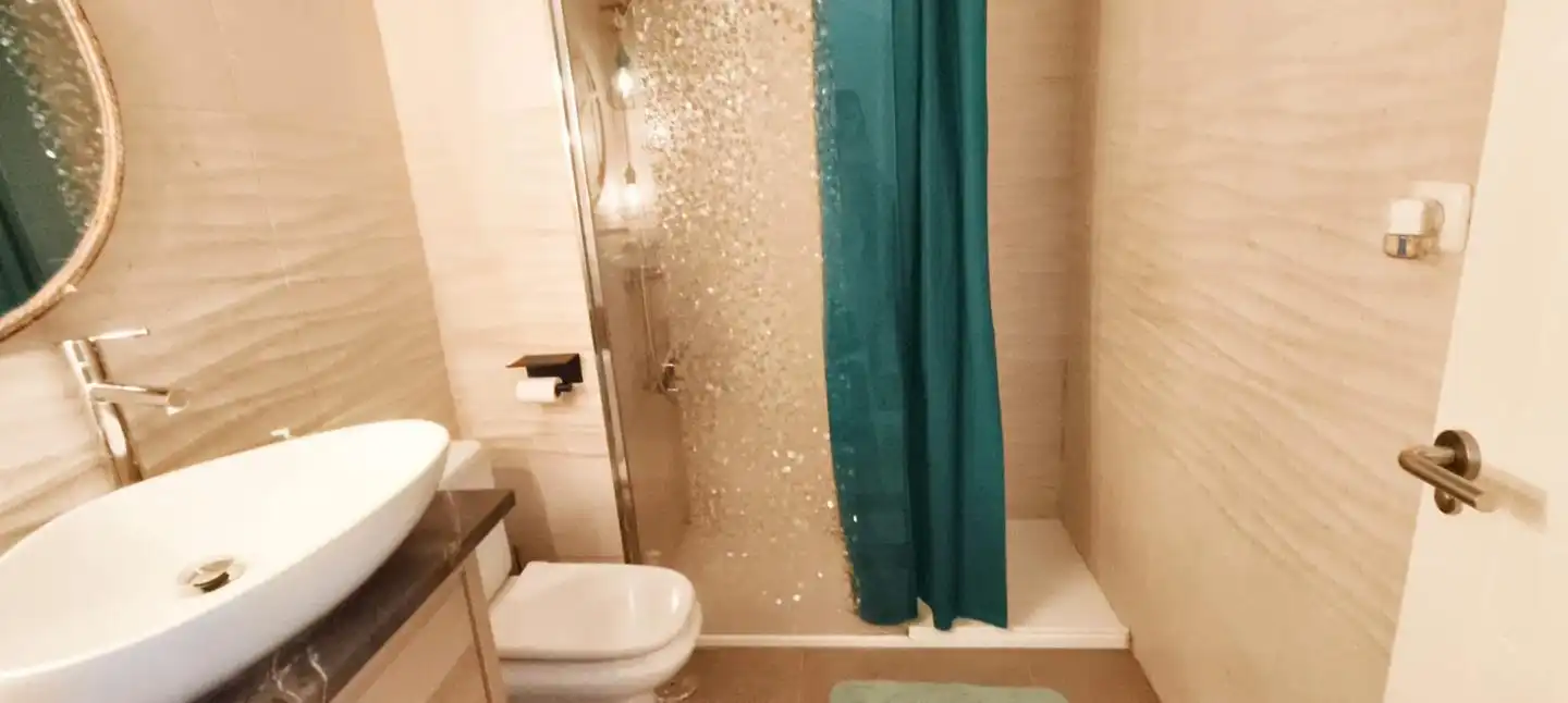 Badezimmer von Wohnung zum Verkauf in Garrucha mit Klimaanlage, Terrasse und Abstellraum