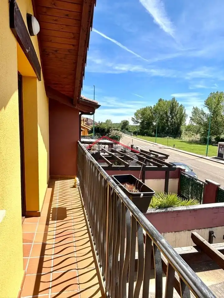 Terraza de Casa adosada en venta en Sariegos con Calefacción, Jardín privado y Terraza