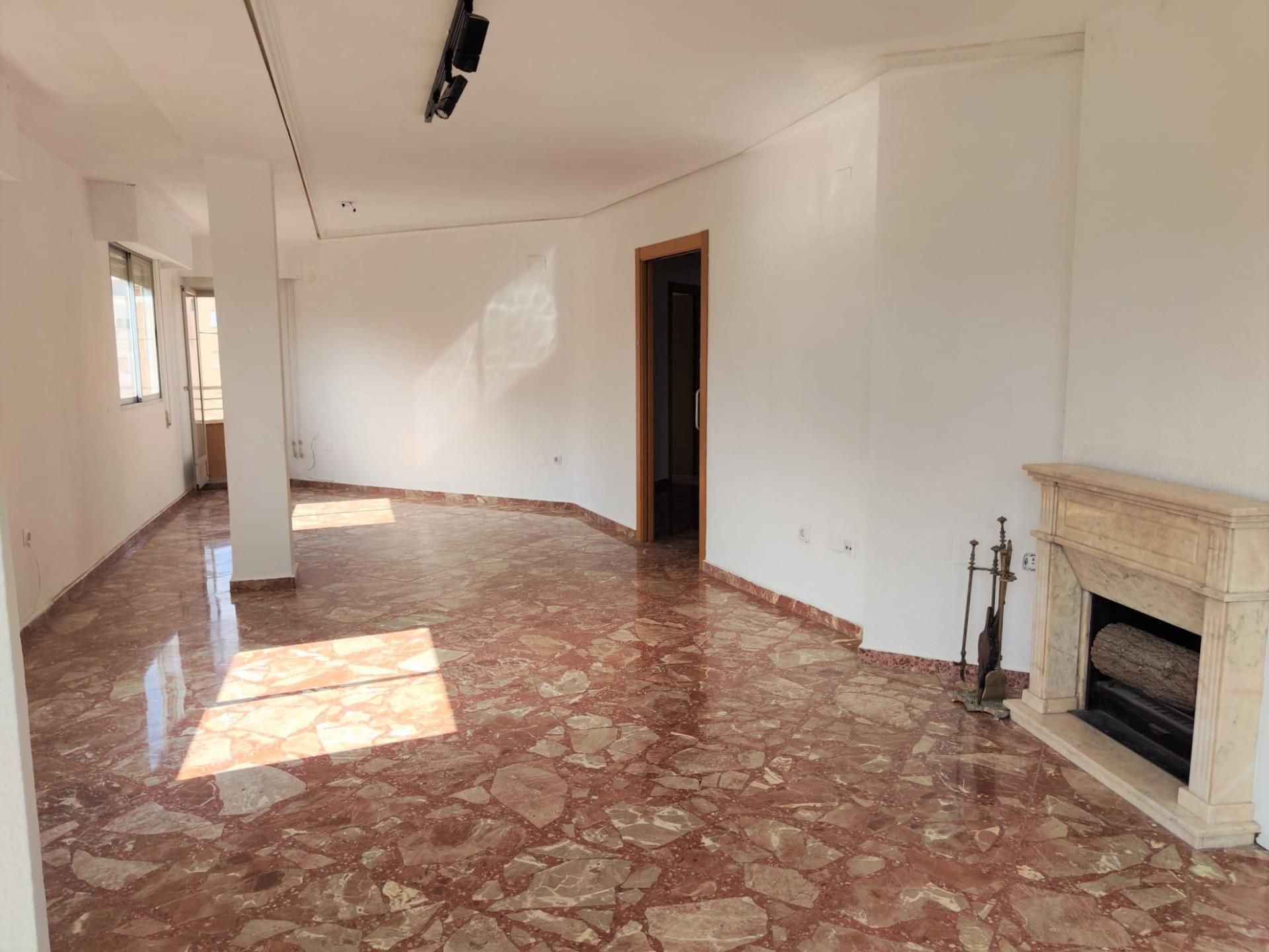 Piso de alquiler en  Valencia Capital con Terraza y Balcón