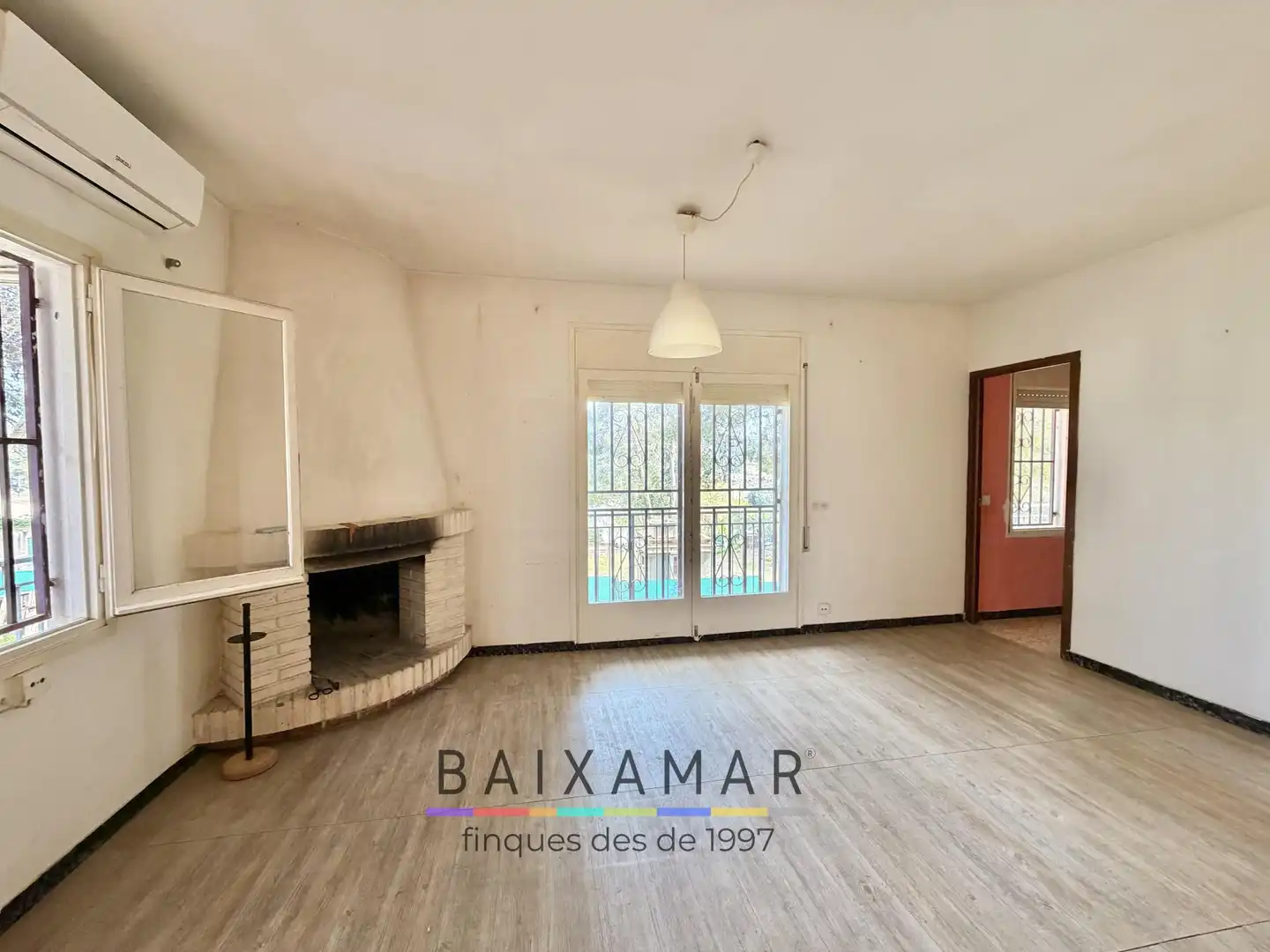 Sala d'estar de Casa o xalet en venda en Cubelles amb Calefacció, Jardí privat i Forn