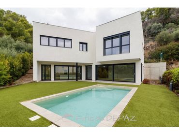 Detached house with pool to rent in Les Botigues de Sitges