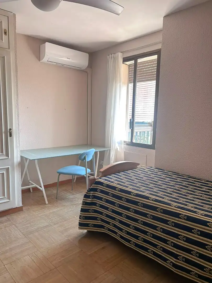 Schlafzimmer von Wohnung zur Miete in Sevilla mit Klimaanlage, Terrasse und Möbliert