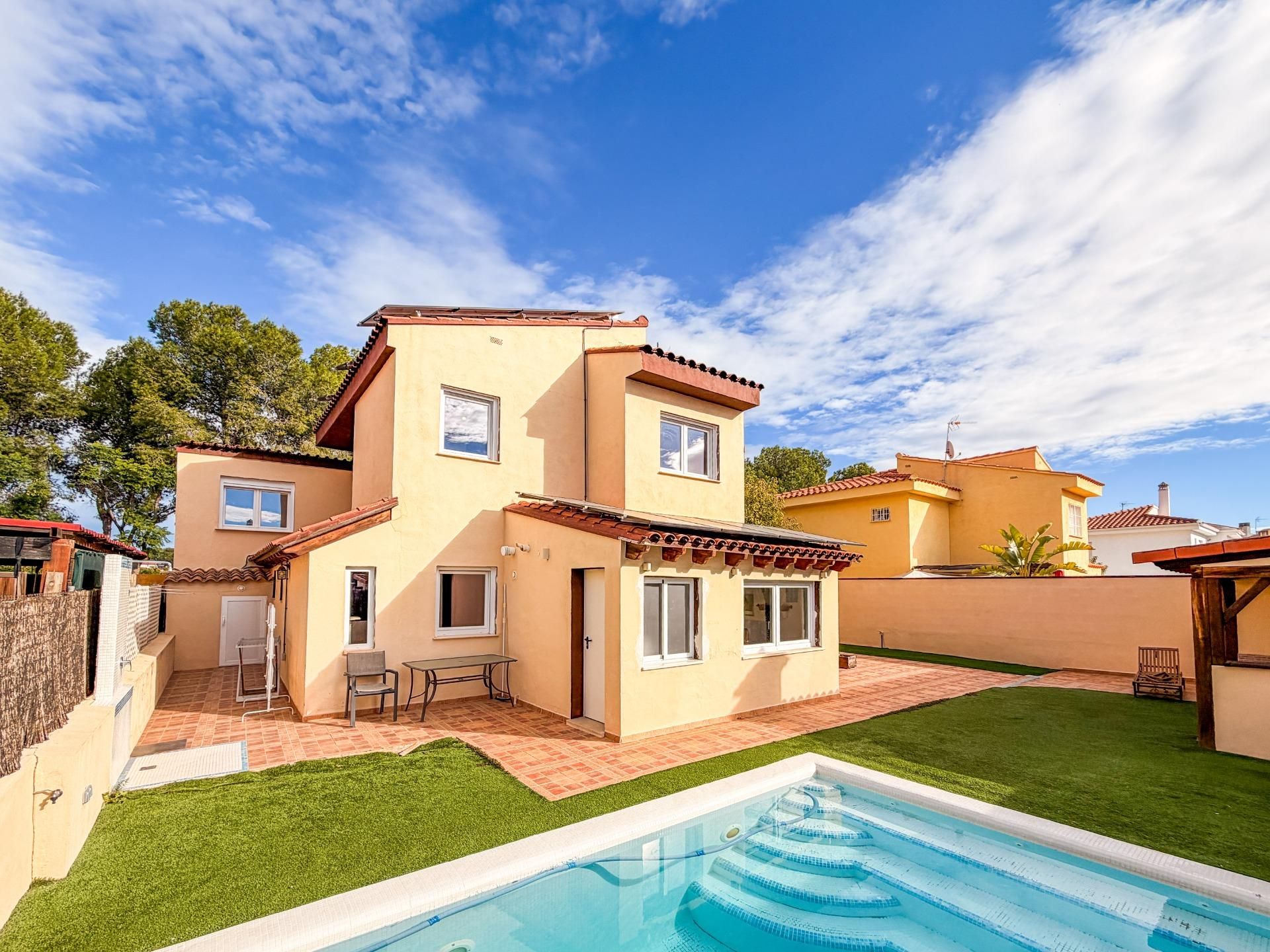 Exterior view of House or chalet for sale in Riba-roja de Túria  with Air Conditioner, Heating and Private garden