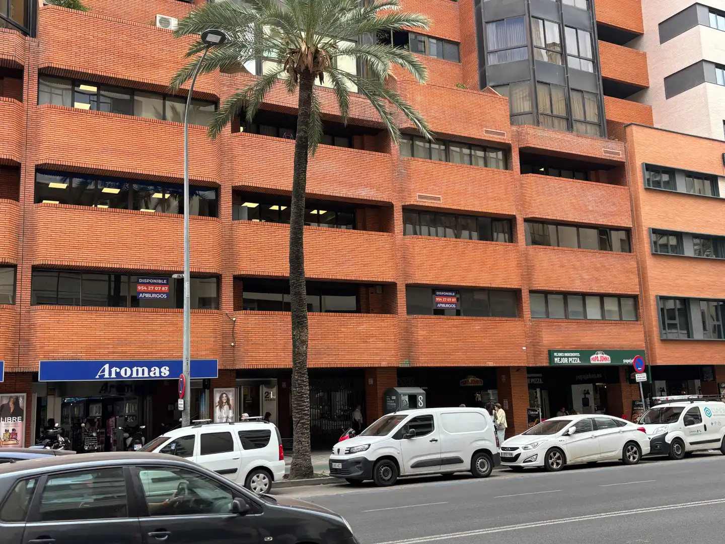 Vista exterior de Oficina de lloguer en Sevilla amb Aire condicionat, Calefacció i Terrassa